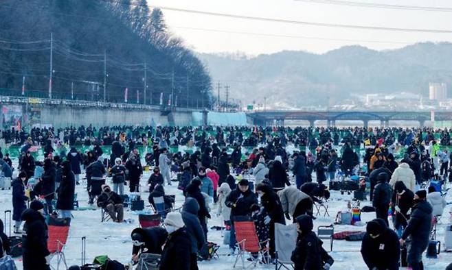 강원 화천 산천어축제(1월10일∼2월1일)를 찾은 방문객들이 산천어를 낚고 있다. 산천어축제는 올해 186만9785명이 방문해 3051억2600만원의 직·간접 경제효과를 거둔 것으로 나타났다. 세계일보 자료사진