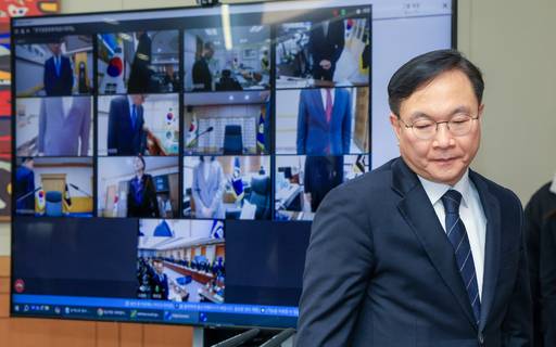 지난 2월25일 서울 서초구 대법원 청사에서 전국 법원장 회의가 열린 가운데 박영재 법원행정처장(대법관)이 회의 주재를 위해 자리로 이동하고 있다. 연합뉴스