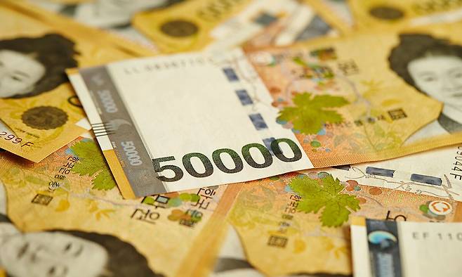 2024년 경기 안산의 한 아파트 단지 분리수거장에서 고물수거상이 버려진 러닝머신을 분해하다 5만원권 975장(4875만원)을 발견해 신고했다. 사진=게티이미지뱅크