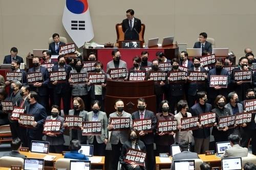 국민의힘 의원들이 지난달 28일 국회에서 열린 2월 임시국회 8차 본회의에서 전날 상정된 법원조직법 개정안(대법관 증원법)에 대한 무제한 토론 종결 동의의 건 투표가 시작된 뒤 사법개혁 3법(법왜곡죄·재판소원제·대법관 증원) 규탄 시위를 하고 있다.  연합뉴스