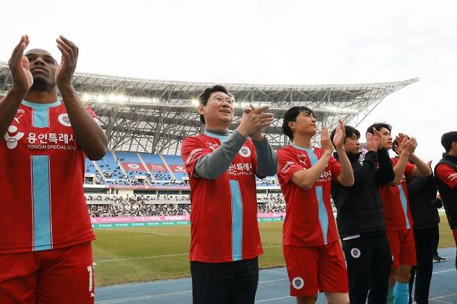 이상일 용인시장이 1일 미르스타디움에서 열린 하나은행 K리그2 홈 개막전을 마친 뒤 선수들과 관객에게 인사를 하고 있다. (용인시 제공)