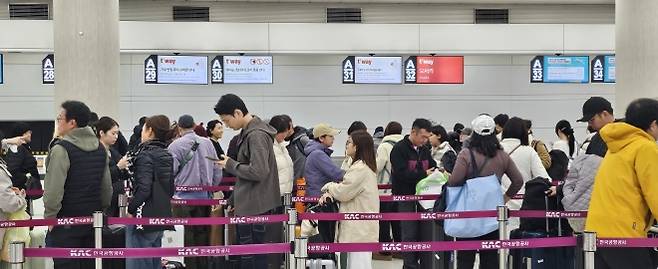 2일 제주공항 국제선 출발장에서 외국 관광객들이 수속을 밟기 위해 줄을 서고 있다. 제주 강동삼 기자