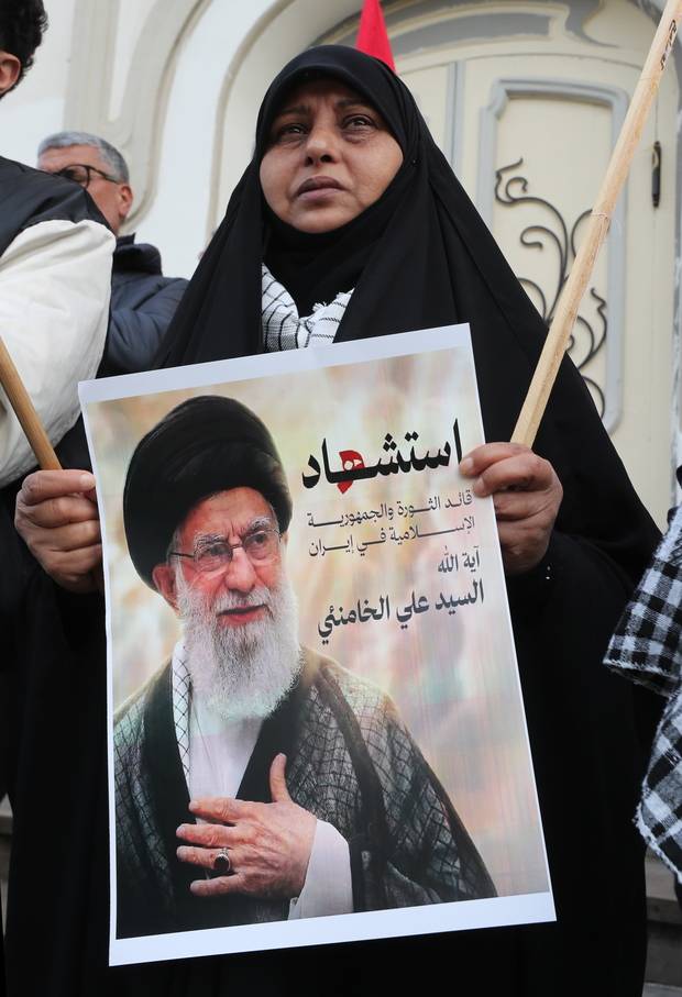 1일(현지 시간) 튀니지 수도 튀니스에서 이란 최고 지도자 아야톨라 알리 하메네이의 초상화를 든 시위대가 미국과 이스라엘의 타격에 항의하는 시위를 벌였이고 있다. EPA연합뉴스