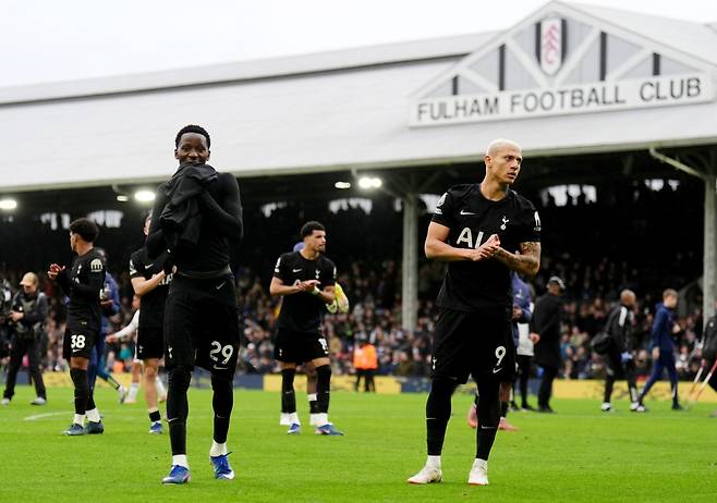 토트넘 선수들이 2일(한국시간) 영국 런던의 크레이븐 코티지 스타디움서 벌어진 풀럼과 EPL 원정경기서 1-2로 패한 뒤 침울해하고 있다. 런던│AP뉴시스