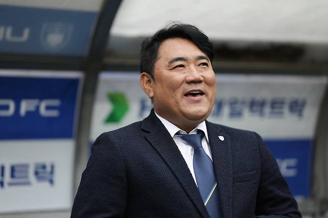 울산 김현석 감독이 지난달 28일 강원과 홈경기 도중 그라운드를 바라보며 웃고 있다. 사진제공｜한국프로축구연맹