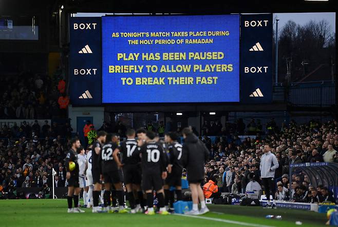 지난 1일 영국 리즈 엘런드 로드에서 열린 잉글랜드 프리미어리그(EPL) 리즈 유나이티드와 맨체스터 시티의 경기 도중 라마단 금식 종료를 위해 경기가 잠시 중단되면서 대형 전광판에 관련 안내 문구가 표시되고 있다.  break the fast는 라마단 기간 동안 하는 금식 행위를 중단한다는 의미다.  로이터