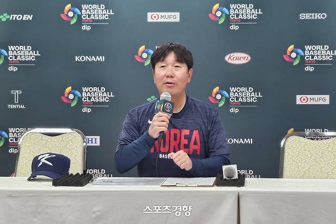류지현 WBC 대표팀 감독이 2일 일본 오사카 교세라돔에서 한신과 연습경기 전 회견에서 질문에 답하고 있다. 오사카 | 심진용 기자