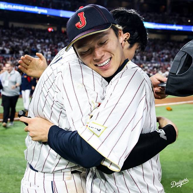 2023년 WBC 우승을 합작하고 포옹을 하고 있는 오타니(왼쪽)와 야마모토. /사진=LA 다저스 공식 SNS