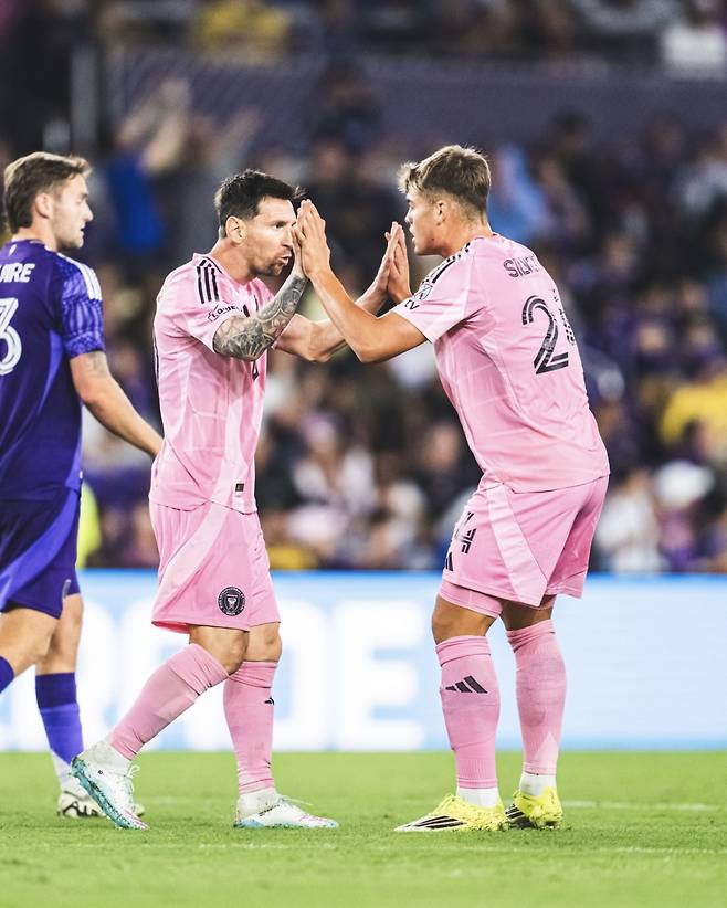 리오넬 메시(왼쪽)가 2일(한국시간) 미국 플로리다주 올랜도의 인터앤코 스타디움에서 열린 2026 미국 메이저리그사커(MLS) 2라운드 경기 중 동료와 하이파이브하고 있다. /사진=인터 마이애미 공식 사회관계망서비스(SNS)