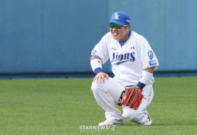 삼성 라이온즈가 22일 일본 오키나와 온나손 아카마 구장에서 스프링 캠프를 진행했다.  최형우가 외야 수비 훈련을 하고 있다. /사진=김진경 대기자