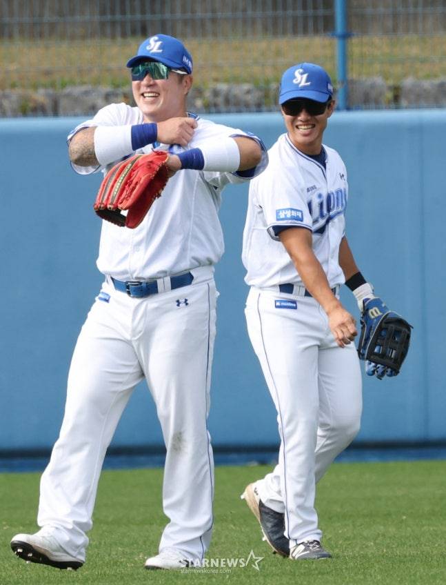 삼성 라이온즈가 22일 일본 오키나와 온나손 아카마 구장에서 스프링 캠프를 진행했다.  최형우(왼쪽)가 외야 수비 훈련을 하고 있다. /사진=김진경 대기자