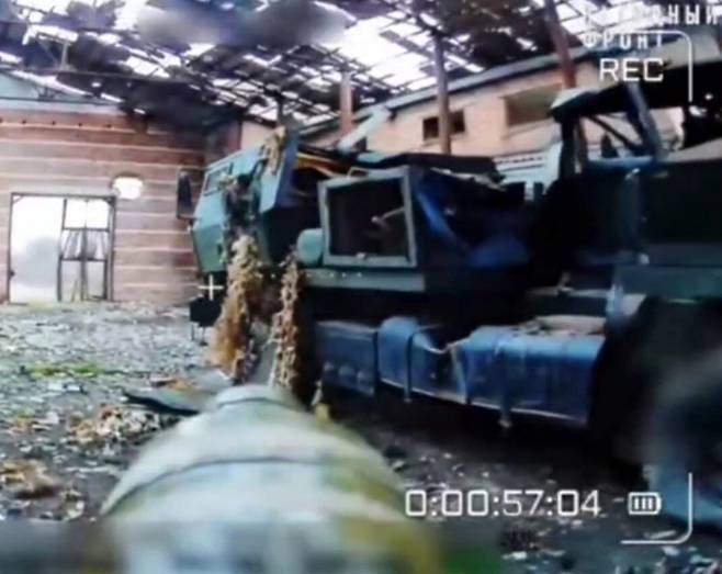 러시아가 “우크라이나의 고기동 다연장 로켓 시스템 ‘하이마스’를 파괴했다”며 공개한 영상. 실제로는 우크라이나군이 설치한 디코이로 추정된다. 러시아 국방부 X(옛 트위터)