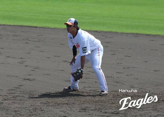 한화 이글스 강백호가 스프링캠프 연습경기에서 친정팀 KT 위즈를 상대한 소감을 밝혔다. 그는 2일 일본 오키나와 구시가와 야구장에서 열린 KT와의 연습경기에 3번타자 겸 1루수로 선발 출전해 3타수 1안타(2루타 1) 1타점을 기록했다. 한화 이글스