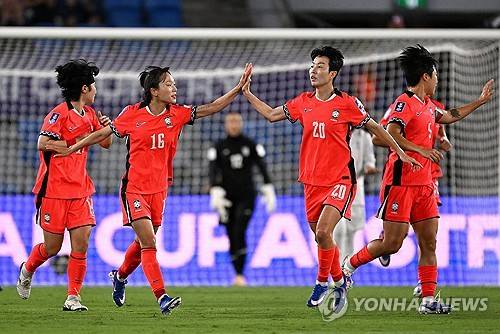 대회 전부터 여러 잡음이 나왔던 대한민국 여자 축구대표팀이 2026 아시아축구연맹(AFC) 여자 아시안컵 첫 경기를 시원한 대승으로 장식했다. 신상우 감독이 이끄는 한국 대표팀은 2일(한국시간) 호주 골드코스트 스타디움에서 열린 대회 조별리그 A조 1차전서 이란을 3-0으로 완파했다. 기분 좋은 첫 승을 거둔 신상우호는 오는 5일 필리핀, 8일 개최국 호주와 차례로 맞붙어 8강 진출을 다툰다. 연합뉴스