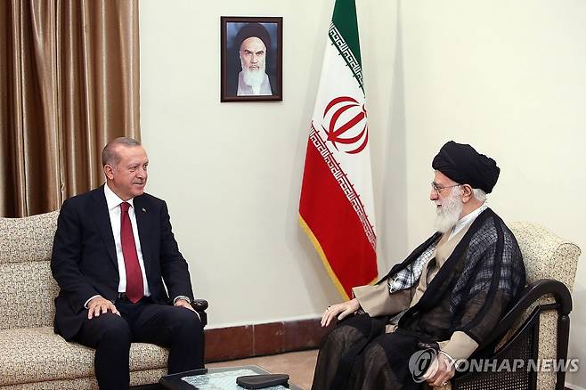 2018년 9월 7일 테헤란에서 알리 하메네이 이란 최고지도자(오른쪽)이 레제프 타이이프 에르도안 튀르키예 대통령과 대화하는 모습. [이란 최고지도자 사무실 제공, EPA=연합뉴스 자료사진. 재판매 및 DB 금지]