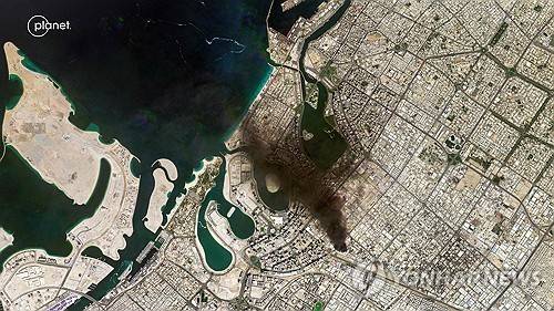 이란 공격에 연기 휩싸인 두바이 모습 담은 플래닛랩스 위성사진 [AFP=연합뉴스]