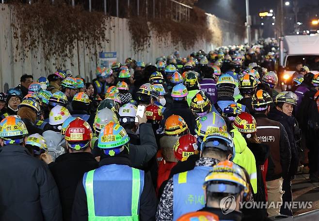 연장근무 후 퇴근하는 삼성전자 평택캠퍼스 P4 건설 노동자들 (평택=연합뉴스) 서명곤 기자 = 지난달 24일 오후 7시께 경기도 평택시 삼성전자 평택캠퍼스 4공장(P4) 현장에서 건설 노동자들이 퇴근을 하고 있다. 2026.3.2 seephoto@yna.co.kr