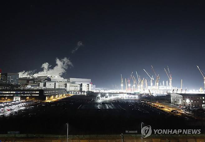 삼성전자 평택캠퍼스 (평택=연합뉴스) 서명곤 기자 = 지난달 24일 저녁 경기도 평택시 삼성전자 평택캠퍼스 5공장(P5) 건설 현장(오른쪽)을 비롯한 삼성전자 평택캠퍼스 전경. 2026.3.2 seephoto@yna.co.kr