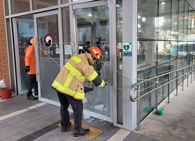 깨진 유리문 안전조치 [제주도 소방안전본부 제공. 재판매 및 DB 금지]