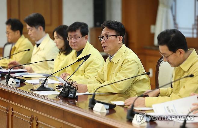 김민석 국무총리, 중동 상황점검 관련 긴급 관계부처회의 모두발언 (서울=연합뉴스) 김성민 기자 = 김민석 국무총리가 2일 서울 종로구 정부서울청사 대회의실에서 열린 '중동 상황점검 관련 긴급 관계부처회의'에서 모두발언을 하고 있다. 2026.3.2 ksm7976@yna.co.kr