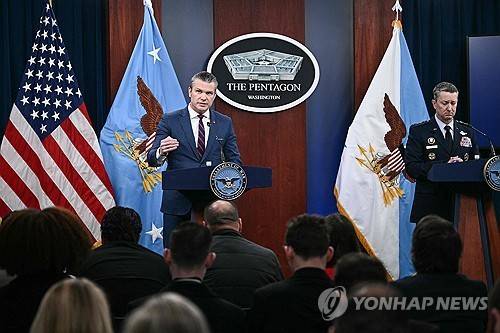 브리핑하는 피트 헤그세스 국방장관(왼쪽)과 댄 케인 합참의장 [AFP=연합뉴스 자료사진]
