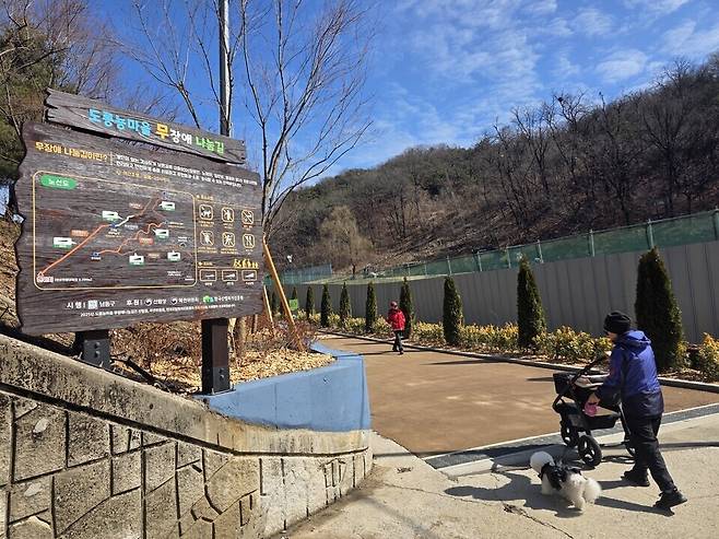 ▲ 3일 인천 남동구 만수산 일원에 새롭게 정비된 총 연장 5.141km의 무장애나눔길을 주민들이 걷고 있다.