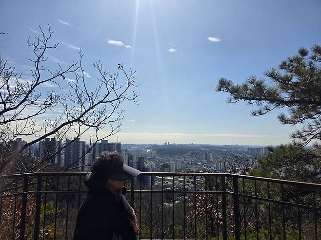 ▲ 3일 인천 남동구 만수산 일원에 마련된 5.141km의 무장애나눔길을 따라 올라간 정상. 주민들이 나무데크길을 걷고 있다.