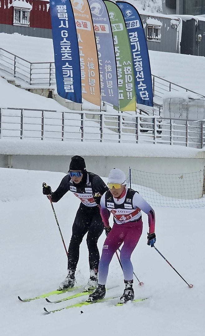 3일 강원 평창 알펜시아 크로스컨트리 경기장서 열린 제78회 전국종별스키선수권대회 크로스컨트리 남중부 경기서 이정준(세교중·사진 오른쪽)이 선두로 질주하고 있다. 사진=경기도스키협회