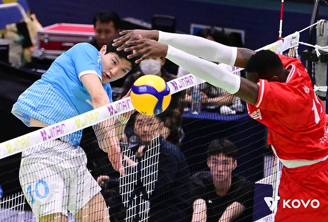 2일 수원체육관에서 열린 프로배구 V리그 남자부 경기서 대한항공의 정지석이 한국전력의 블로킹을 피해 스파이크를 성공시키고 있다. 사진=한국배구연맹