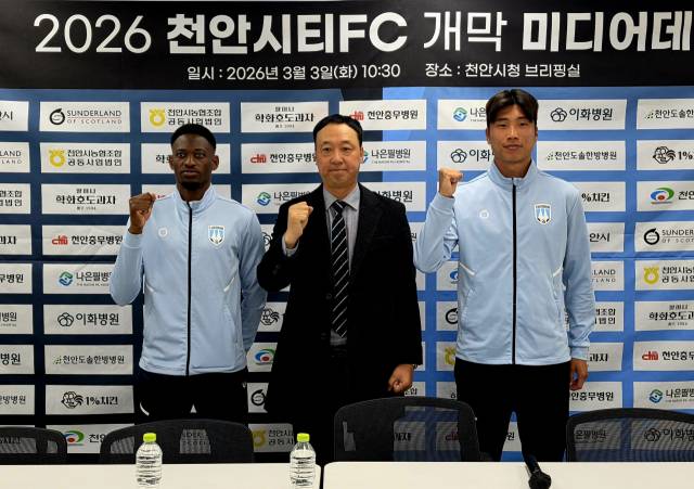오는 8일 홈 개막전을 앞둔 천안시티FC는 3일 오전 천안시청 브리핑실에서 '2026 개막 미디어데이' 행사를 가졌다. (왼쪽부터) 툰가라, 박진섭 감독, 고태원 선수가 기념촬영을 하고 있다. 사진=박동혁 기자.