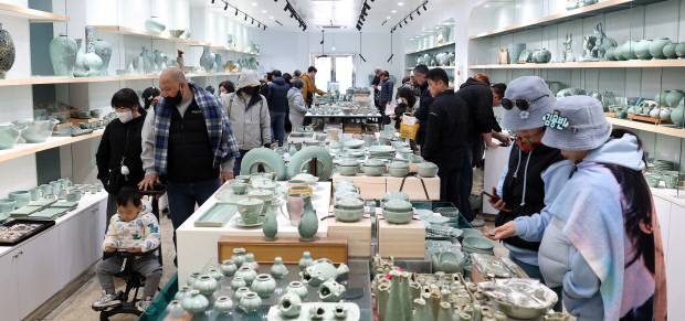 강진군이 지난달 21일부터 10일간 강진 고려청자박물관 일원에서 '제54회 강진청자축제'를 개최했다. 사진은 박물관 내 청자 전시장. 강진군 제공