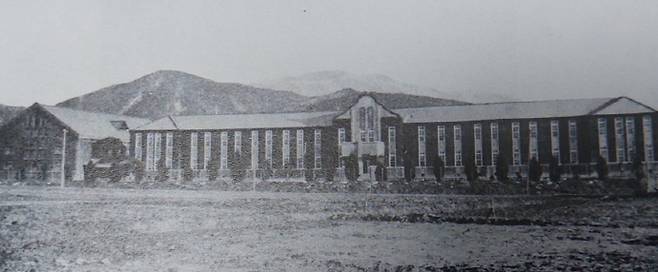 1896년 광주에 처음으로 '학교'가 문을 열었다. 전라남도 관찰부 공립소학교로 지금의 광주서석초등학교 전신이다. 사진은 일제강점기 광주공립보통학교 전경. 광주시 제공