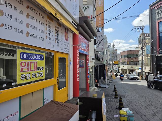 3일 전남대학교 후문 일대는 신학기 개강을 맞은 대학가라고 보기 어려울 만큼 한산했다. 곳곳에 붙은 '임대 문의' 안내문도 상당수 보였다. /임지섭 기자 ljs@namdonews.com