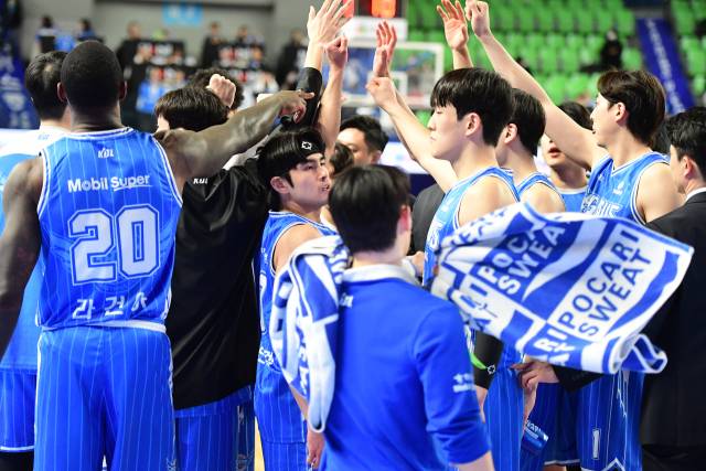 프로농구 대구 한국가스공사 페가수스 선수들이 지난달 19일 서울 SK 나이츠전에서 작전 타임 후 화이팅을 외치고 있다. KBL 제공