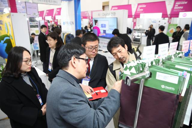 AI·친환경 첨단소재로 재편되는 대구 섬유산업의 현재와 미래를 한눈에 보여줄 PID 2026이 19개국 글로벌 바이어 참여 속에 4일 막을 올린다. 사진은 행사 모습. 대구경북섬유산업연합회 제공