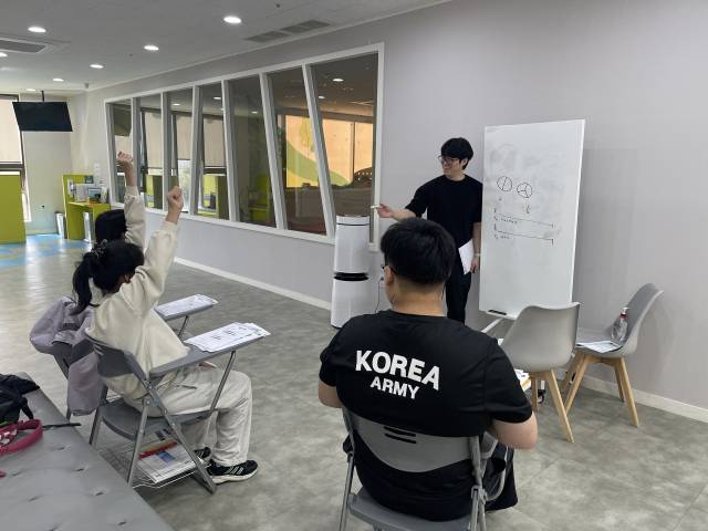 지난달 25일 심유공부방에서 초등학생 2명과 고등학생 1명이 수업을 듣고 있다. 김봄이 기자