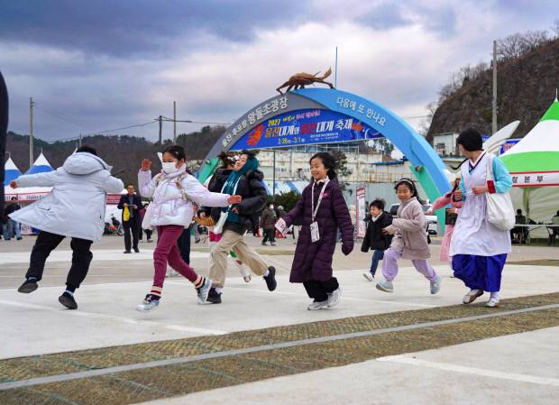 남여노소 축제 참여자들이 하나돼 흥겨운 출을 선사하고 있다. 울진군 제공.