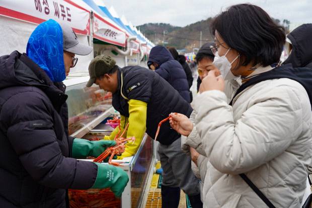 축제 참여자들이 담백하고 고소한 대게를 시식하고 있다. 울진군 제공.
