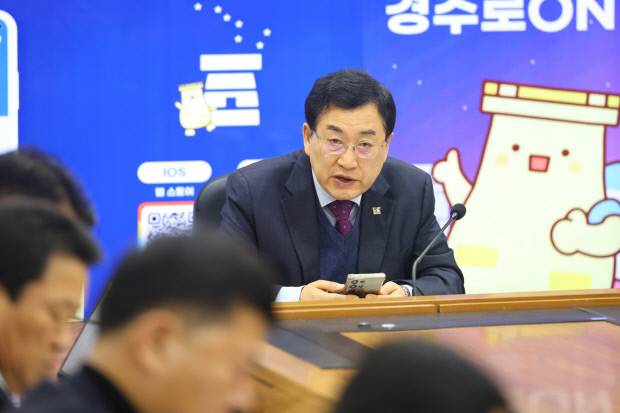 경주시청 영상회의실에서 열린 국·소·본부장회의에서 주낙영 시장이 주요 현안사업에 대해 발언하고 있다. 경주시 제공