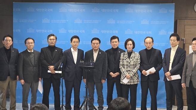 ▲ 3일 국회에서 이철우 경북지사와 대구·경북 지자체장, 광역의회 의장, 국회의원들이 '대구·경북 행정통합법 특별법'의 신속한 처리를 촉구하는 기자회견을 열고 있다. 황재승 기자