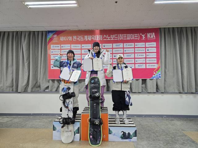 경남스키협회 이승이(왼쪽)와 한승연(오른쪽)이 지난달 25일 평창에서 열린 전국체전 스노보드 프리스타일 하프파이프 여자일반부 결승 시상식에서 기념 촬영을 하고 있다./경남스키협회/