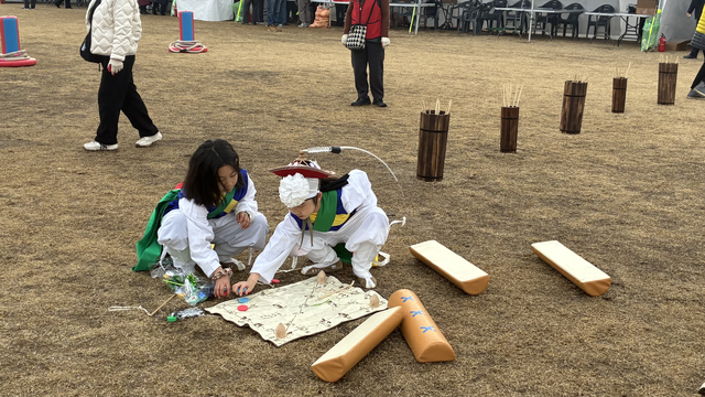 아이들이 한복을 입고 윳놀이를 즐기고 있다. 서고은 수습기자