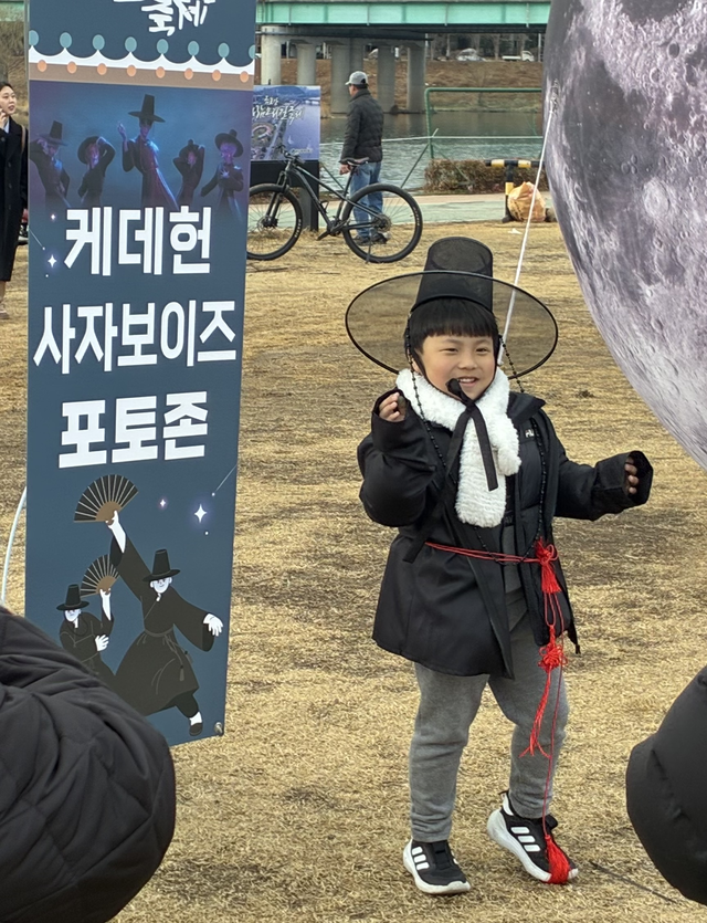 인기 애니메이션 '사자보이즈' 코스튬을 입고 축제를 즐기는 아이. 서고은 수습기자