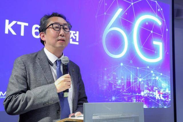 KT가 단순한 속도 경쟁을 넘어 AI가 스스로 판단하고 작동하는 차세대 이동통신, 6G 네트워크의 구체적인 청사진을 공개했다. 이종식 KT 네트워크연구소장(전무) 사진=KT