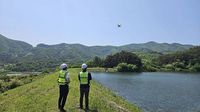 한국농어촌공사 관계자가 해빙기 안전사고 예방을 위해 드론을 통한 취약시설 안전 점검을 벌이고 있다.(사진제공=한국농어촌공사)