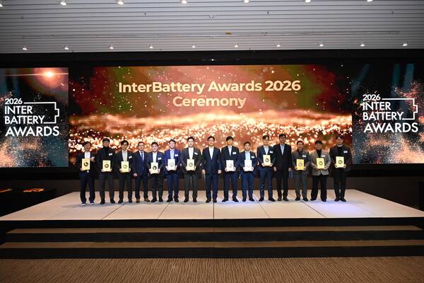 ▲ 인터배터리 어워즈 2026에 선정된 12개 기업들이 기념촬영을 하고 있다.