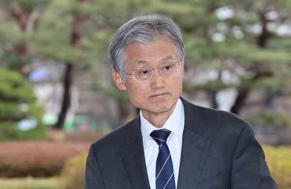 조희대&nbsp;대법원장이 3일 서울 서초구 대법원으로 출근하고 있다. 그는 이날 출근길에 "국회의 입법권을 존중한다"고 밝히면서도 "갑작스러운 대변혁으로 국민에 해가 없는지 심심사숙고해달라고 부탁드린다"고 말했다. 2016. 3. 3 연합뉴스