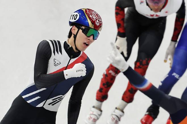 지난달 20일(현지시간) 이탈리아 밀라노 아이스스케이팅 아레나에서 열린 2026 밀라노ㆍ코르티나담페초 동계올림픽 쇼트트랙 남자 5000m 계주 결승에서 한국 대표팀 마지막 주자 황대헌이 2위로 결승선을 통과한 뒤 주먹을 불끈 쥐고 있다. 사진=연합뉴스