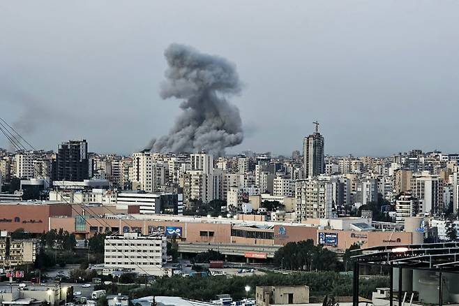 이스라엘이 3일(현지시간) 레바논 무장 정파 헤즈볼라를 겨냥해 베이루트를 공격, 연기가 피어오르고 있다. (사진=AFP)