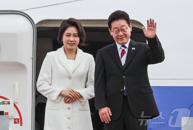 이재명 대통령과 김혜경 여사가 지난 1일 싱가포르와 필리핀 국빈 방문을 위해 경기 성남 서울공항을 통해 출국하며 인사하고 있다. 2026.3.1 ⓒ 뉴스1 허경 기자